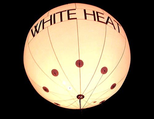 Ballon publicitaire ėclairant visible la nuit