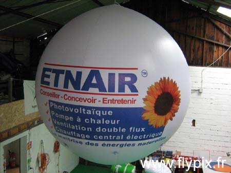 Publicité gonflable avec un ballon