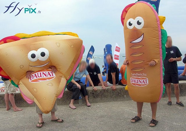2 personnages gonflables publicitaires \ hommes sandwiches