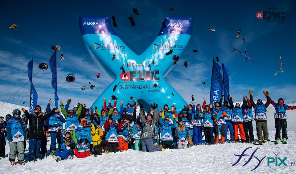 Structure gonflable fabriquée sur mesure, ballon personnalisé en forme de lettre X de gande taille, pour station de ski de sport d'hiver.
