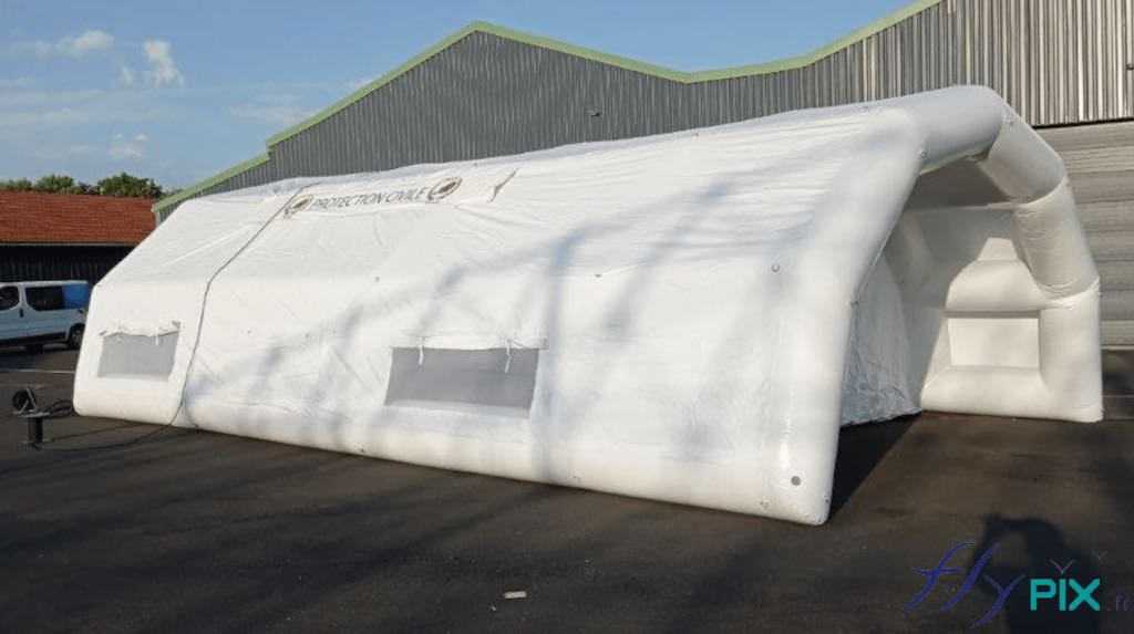 Tente médicale PMA gonflable de dimensions 10 x 6 m, air captif, de couleur blanche.